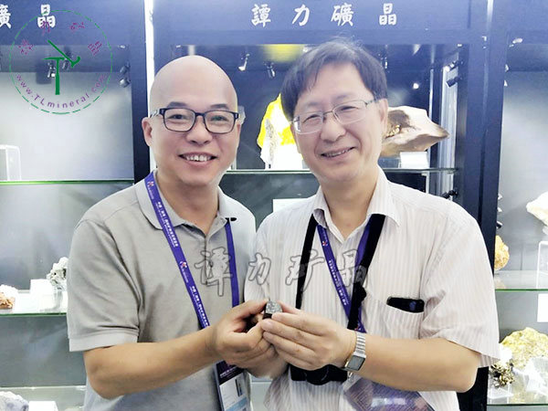 福州大學紫金礦業學院劉羽院長（右）接受譚力捐贈的礦物標本